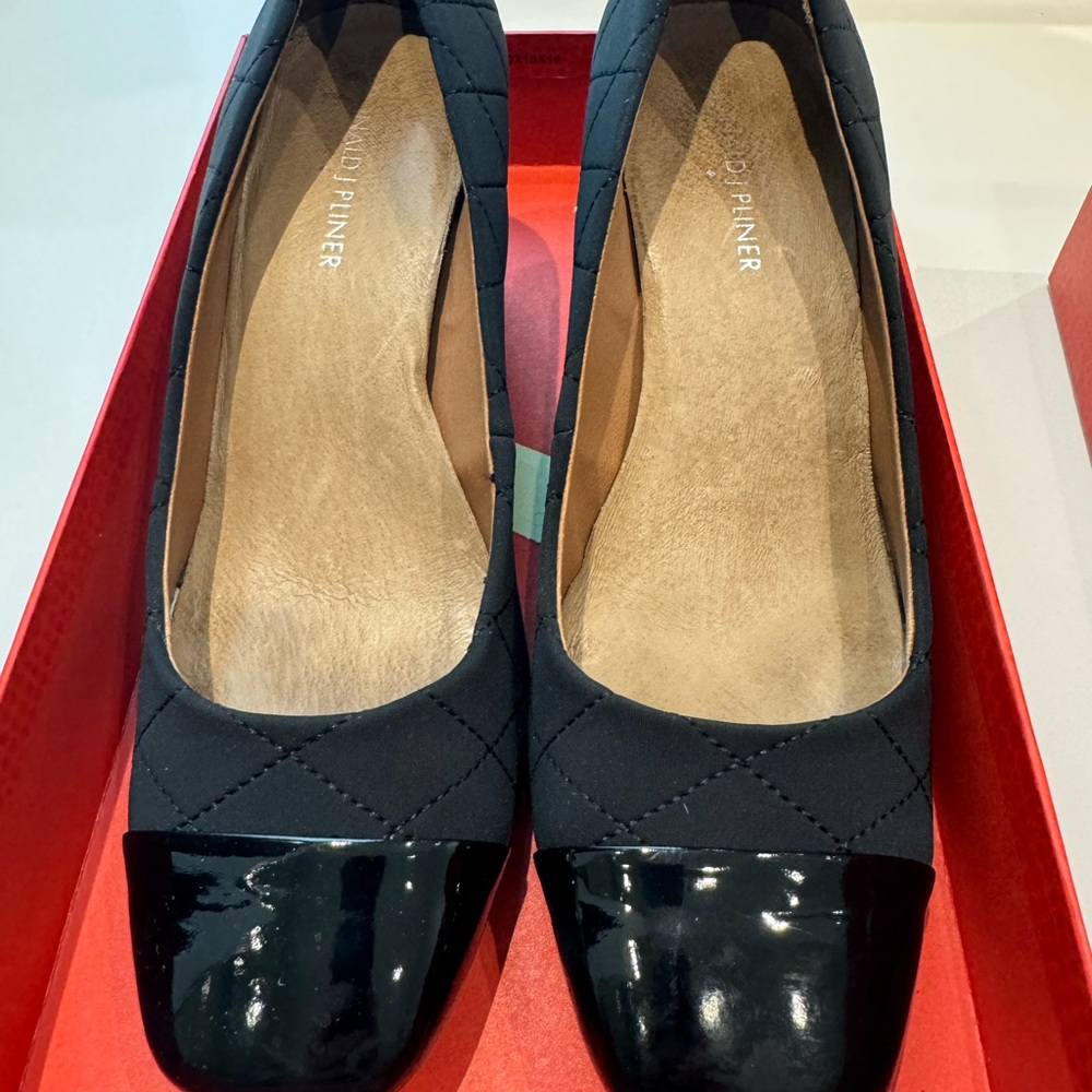 Donald Pliner black pumps Jenna